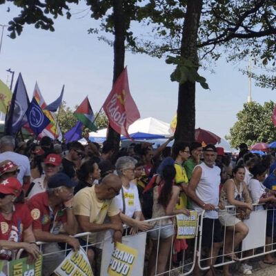 Manifestação na praia de Copacabana reúne artistas e protestos contra PEC da Blindagem