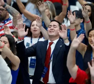 Missa em memória de Charlie Kirk reúne milhares e líderes conservadores nos EUA