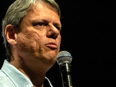 Moraes dá prazo para PGR sobre anistia a Bolsonaro articulada por Tarcísio de Freitas