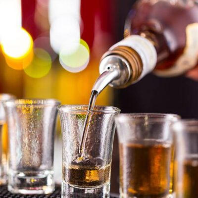 PF investiga bebidas adulteradas com metanol após mortes em SP