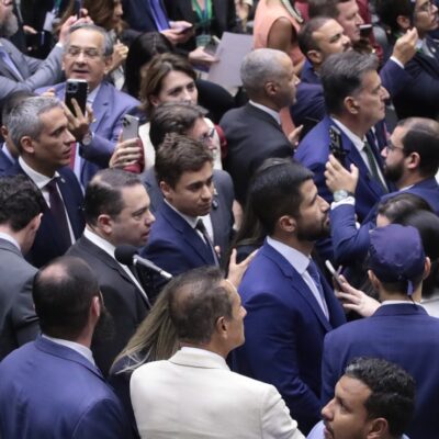 Redes sociais criticam Congresso após urgência em projeto de anistia