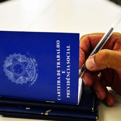 Taxa de desemprego em agosto mantém recorde mínimo de 5,6%