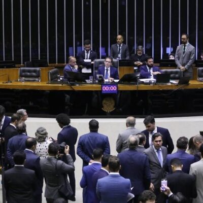 Três deputados mudam voto na PEC da Blindagem aprovada na Câmara