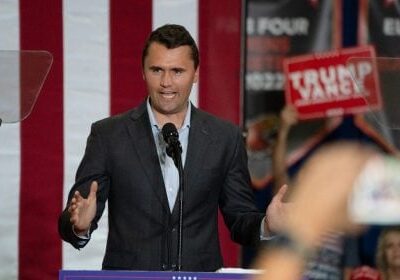 Influenciador Charlie Kirk é baleado e morre em universidade nos EUA