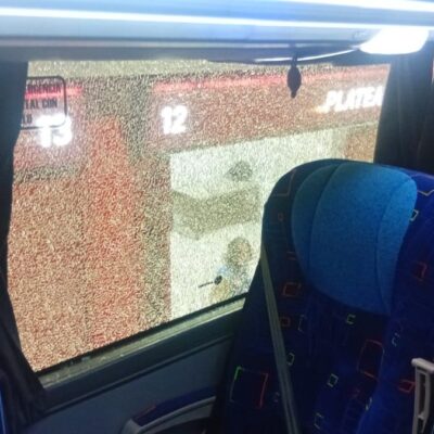 Ônibus do Flamengo apedrejado por torcedores do Estudiantes em La Plata