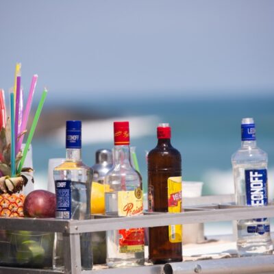 Abrape lança cartilha para prevenir intoxicações por metanol em bebidas adulteradas