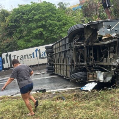 Acidente com ônibus do Flamengo causa congestionamento na Dutra em Barra Mansa