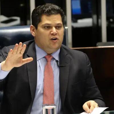 Alcolumbre adia sessão para analisar vetos de Lula à licença ambiental