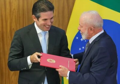 Ampliação da faixa de isenção do IR simboliza vitória política de Hugo Motta