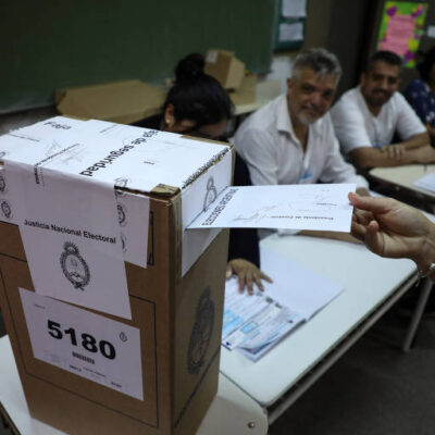 Argentinos votam para renovar Congresso em eleição decisiva para Milei