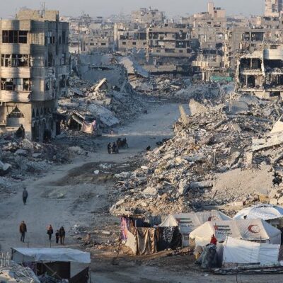 Ataques israelenses em Gaza matam pelo menos 100 em menos de 12 horas