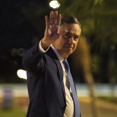 Barroso é homenageado enquanto Lula discute sucessão no STF com ministros