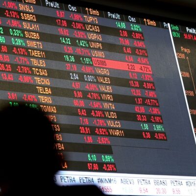 Bolsa bate recorde e dólar cai para R$ 5,36 em dia de otimismo