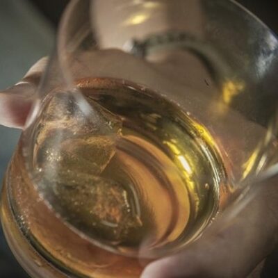 Brasil registra 14 casos confirmados e 181 suspeitas de intoxicação por metanol