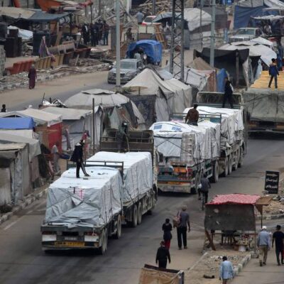 Caminhões de ajuda chegam a Gaza durante cessar-fogo; Hamas pede mudanças em lista de prisioneiros