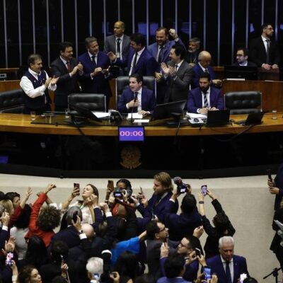 Câmara aprova isenção do IR para rendimentos até R$ 5 mil a partir de 2026