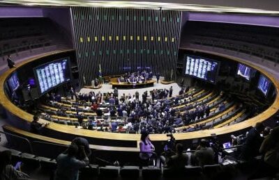 Câmara pode votar projetos sobre falsificação de bebidas, pedofilia e eleições