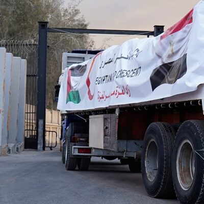 Dezenas de caminhões de ajuda entram em Gaza antes da cimeira de paz