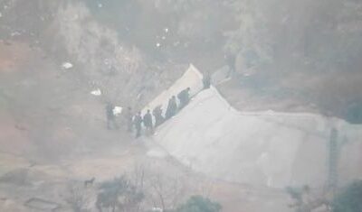 Drones captam fuga de criminosos armados na Vila Cruzeiro durante megaoperação no RJ