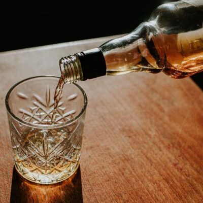 Especialista explica presença de metanol em bebidas e investigação em curso