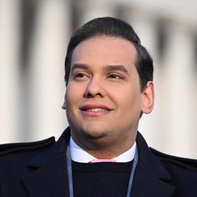 Ex-congressista George Santos é libertado após comutação de pena por Trump