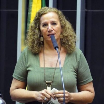 Feghali critica piada de Tarcísio sobre falsificação de Coca-Cola e metanol