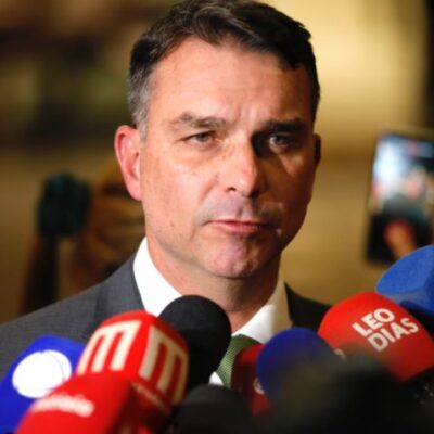 Flávio Bolsonaro sugere ataque dos EUA a navios no Rio contra drogas