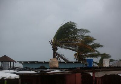 Furacão Melissa atinge Jamaica com ventos de quase 300 km/h