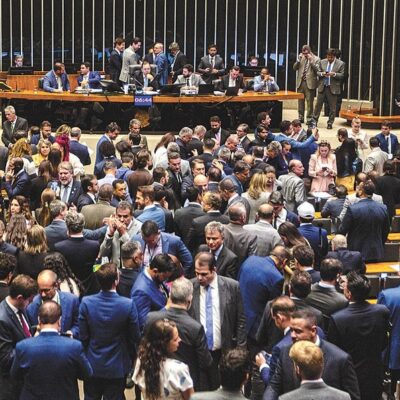 Governo retalia Centrão ao cortar cargos comissionados após derrota na Câmara