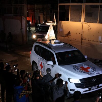 Hamas devolve corpos de mais quatro reféns e Israel limita ajuda a Gaza