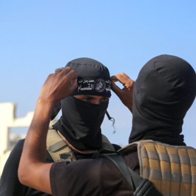 Hamas realiza execuções públicas e enfrenta facções rivais após saída do Exército de Israel em Gaza