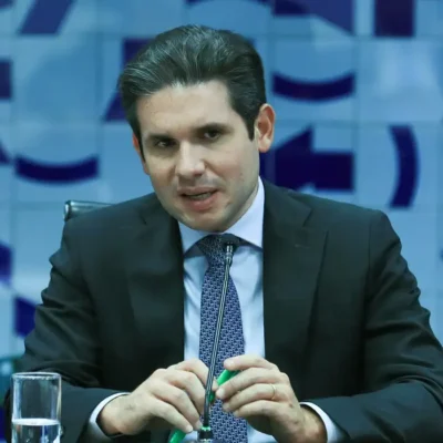 Hugo Motta confirma votação de isenção do Imposto de Renda para salários até R$5 mil