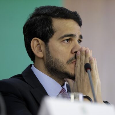 Jorge Messias desponta como favorito para sucessão no STF após aposentadoria de Barroso