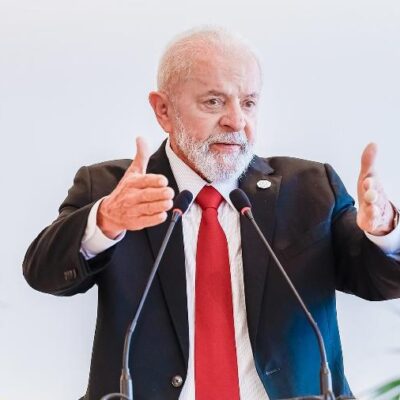 Lula critica aumento de gastos militares e destaca combate à fome na Itália
