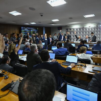 Lula exonera indicados do Centrão após queda de MP, mas mantém aliados de Lira