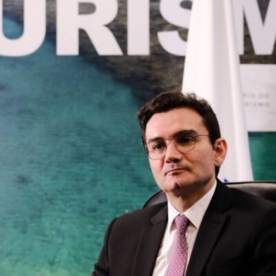 Ministro do Turismo Celso Sabino anuncia que ficará no governo apesar de pressão do União Brasil