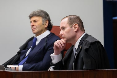 Ministros anotam e usam celular durante voto de Fux que ignorou fala de Zanin