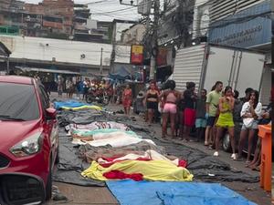 Moradores da Penha expõem corpos após operação policial mais letal do Rio