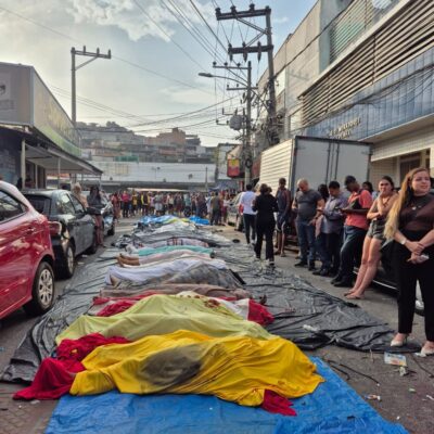 Moradores levam 55 corpos para praça após megaoperação no Complexo da Penha
