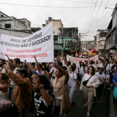 Multidão protesta por transparência após operação que matou 121 no Rio