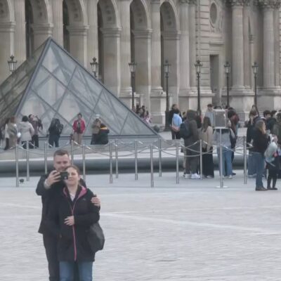 Museu do Louvre reabre após roubo cinematográfico de joias valiosas