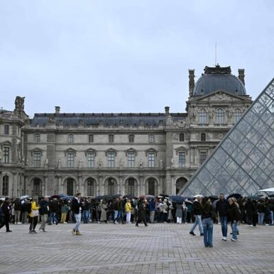 Museu do Louvre reabre três dias após roubo de joias avaliadas em R$ 550 milhões