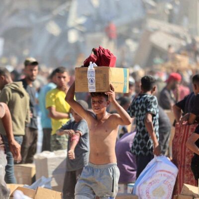 Palestinos recebem cestas básicas após cessar-fogo em Gaza