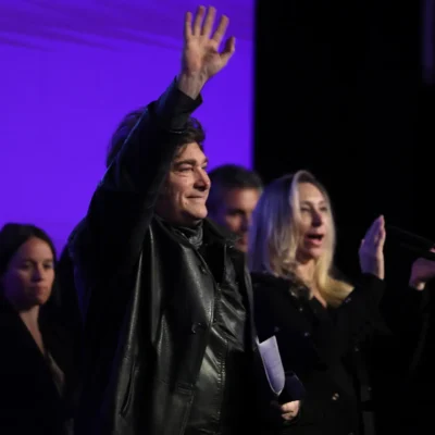 Peso argentino valoriza 10% após vitória do partido de Milei nas eleições