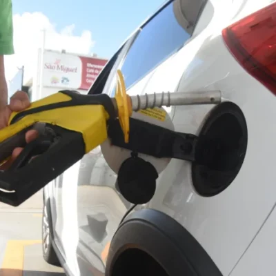 Petrobras reduz preço da gasolina na refinaria em 4,9%