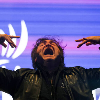 Presidente Javier Milei vota em silêncio em eleição legislativa decisiva na Argentina