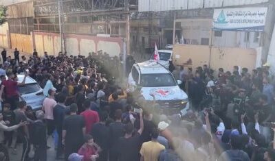 Primeiros reféns do Hamas chegam a base militar israelense após libertação