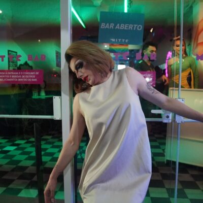 Público lota bares de SP para assistir desfecho de quem matou Odete Roitman em Vale Tudo