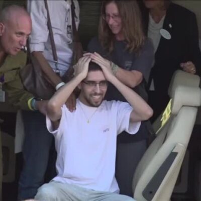 Refém libertado pelo Hamas reencontra amigos após mais de dois anos