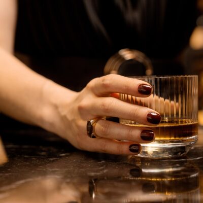 Surto de intoxicação por metanol em bebidas alcoólicas atinge 43 casos no Brasil